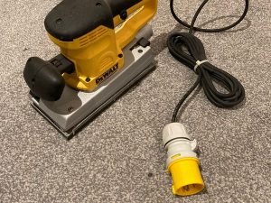 Ponceuse vibrante “Dewalt” 1/2″,350W,112x236mm,22000 opm Dewalt DEWALT Ponceuse vibrante “Dewalt” 1/2″,350W,112x236mm,22000 opm - ABMAROC | Vente de matériel de bricolage, jardinage, électroportatif en ligne - maroc Bricolage Ponceuse vibrante