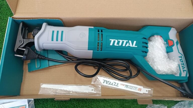 Scie sabre 750W Moins de -999 dh TOTAL Scie sabre 750W - ABMAROC | Vente de matériel de bricolage, jardinage, électroportatif en ligne - Bricolage maroc