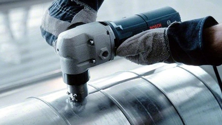 La grignoteuse 500 W GNA 200-0601530103 Bosch : pour bien découper les tôles | Briconews